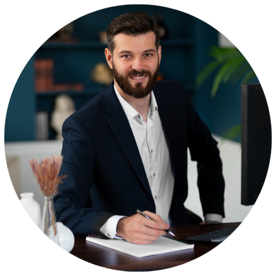 homem em frente a uma mesa com caneta na mão preste a escreverem um papel