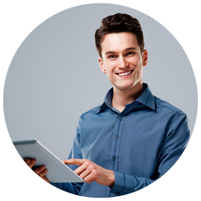 homem sorrindo com tablet na mão