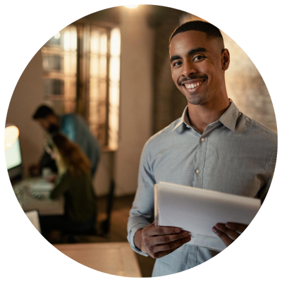 homem segurando computador