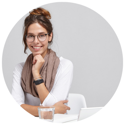 mulher sorrindo com a mão no queixo