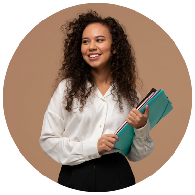 mulher segurando docimentos