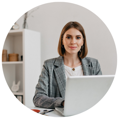 mulher em escritório escrevendo em um notebook